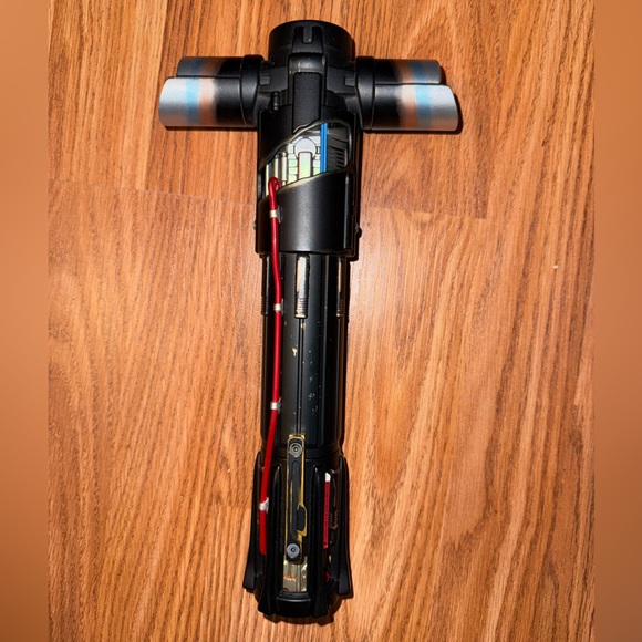 Kylo Ren LIGHTSABER Hilt – Star Wars: Galaxy's Edge - Picture 1 of 2